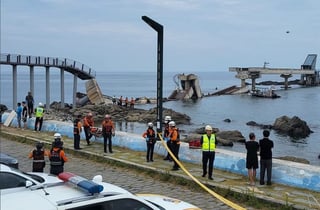 포항 구룡포 '보릿돌교' 붕괴… 갯바위 고립 17명 전원 구조