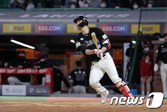 [사진] SSG 오태곤, 역전 2루타 - 동행미디어 시대