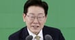 이재명 대통령이 14일 경기 성남시 새마을운동중앙회에서 열린 현장 간담회에서 김광림 새마을운동중앙회장과 대화하고 있다. / 사진=뉴시스