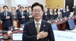이재명 대통령이 14일 청와대에서 열린 수석보좌관회의에서 참석자들과 국민의례를 하고 있다. /사진=뉴시스 (청와대통신사진기자단) 