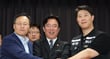 20일 경기 수원시 경기고용노동청에서 열린 삼성전자 임금협상을 마친 후 여명구 삼성전자 DS 피플팀장(왼쪽부터)과 김영훈 고용노동부 장관, 최승호 초기업노동조합 삼성전자지부 위원장이 잠정 합의안에 서명한 후 손을 맞잡고 있다./사진=뉴스
