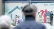 (서울=뉴스1) 박지혜 기자 = 한국은행이 기준금리 인하 가능성을 사실상 접으면서 시장금리와 대출금리가 동반 상승해 고환율과 집값 불안 속에 주택자금 대출 부담이 다시 커지고 있다.  여기에 대출 규제 강화까지 겹치며 디딤돌·버팀목대출 등 정책대출 집행액이 1년 새 약 18조 원 줄어, 서민과 실수요자를 뒷받침해온 주거 지원 기능이 약화되고 있다는 지적이 나온다.   사진은 18일 서울의 한 시중은행에 걸린 대출관련 안내문.  2026.1.18/뉴스1  Copyright © 뉴스1. All rights reserved. 무단 전재 및 재배포,  AI학습 이용 금지. /사진=(서울=뉴스1) 박지혜 기자
