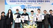 (왼쪽부터) 서미영 두나무 브랜드 경험팀 팀장, 윤선주 두나무 CBIO, (가운데 4명) 장학생들, 박단호 한국장학재단 청년지원본부장, 강용원 한국장학재단 인재육성지원부 부장. /사진=두나무