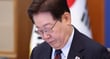 이재명 대통령이 지난  26일 청와대에서 열린 제23회 국무회의 겸 제10차 비상경제점검회의에서 정부 출범 1주년 성과자료집을 살펴보고 있다. /사진=뉴스