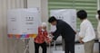 전국동시지방선거 사전투표 첫날인 29일 광주 북구 일곡동 사전투표소에서 104세 어르신이 사전투표를 마치고 손주의 도움을 받아 투표함으로 향하고 있다. /사진=뉴스