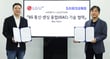 LG유플러스는 삼성전자와 통신·센싱 융합 기술 연구개발 협력을 위한 양해각서(MOU)를 체결했다고 29일 밝혔다. 사진은 지난 27일 오전 서울 강서구 LG사이언스파크 마곡사옥에서 열린 협약식에 이상엽 LG유플러스 CTO(왼쪽)와 정진국 삼성리서치 차세대통신연구센터장이 기념촬영을 하는 모습. /사진=LG유플러스