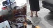 중년 여성이 몰던 SUV가 식당 전면 유리창을 들이받는 사고가 발생했다. 사진은 충남 천안 중식당 유리창을 들이받은 SUV와(왼쪽) 운전자 모습. /사진=JTBC '사건반장' 캡처