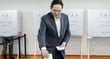 제9회 전국동시지방선거 사전투표 첫 날인 29일 서울 용산구 한남동 주민센터에 설치된 사전투표소를 찾은 이재용 삼성전자 회장이 투표하고 있다. / 사진=뉴시스