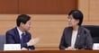 정은경 보건복지부 장관이 28일 오후 서울 종로구 정부서울청사 별관에서 '국민연금 기금운용위원회'를 주재하기 앞서 김성주(왼쪽) 국민연금공단 이사장과 대화하고 있다./사진=뉴시스