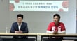 전진선 국민의힘 양평군수 후보가 29일 양평공사노조 단합대회에서 정문재 위원장으로부터 정책제안서를 전달받고 환담하고 있다. /사진제공=전진선 국민의힘 양평군수 후보 캠프