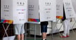 제9회 전국동시지방선거 사전투표 첫날인 29일 대구 달서구 영남고등학교 체육관에 마련된 상인1동 사전투표소에서 유권자들이 투표를 하고 있다. /사진=뉴시스