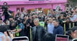 젠슨 황 엔비디아 CEO가 5일 '삼소회동' 장소인 형님 저요 앞에 도착해 시민들에게 인사를 건네고 있다. /사진=최성원 기자