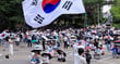 제9회 전국동시지방선거 투표용지 부족 사태를 규탄하며 재선거를 요구하는 집회가 계속되는 10일 서울 송파구 올림픽공원 핸드볼경기장 개표소 앞에 시민들이 모여 재선거를 요구하는 구호를 외치고 있다./ 사진=뉴스1 