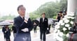  전재수 부산시장이 취임 첫 일정으로 지역 구청장들과 함께 1일 부산 동래구 충렬사를 참배하고 있다./사진=뉴시스