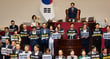  지난달 30일 국회 본회의장에서 국민의힘 의원들이 여당 단독 원구성에 항의하는 피켓 시위를 벌이고 있다. 이번에도 여야는 원구성 협상에서 법사위원장 자리를 놓고 끝내 합의점을 찾지 못 했다./사진=뉴스