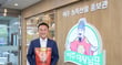 이충우 여주시장이 1일 공개한 여주 농특산물 홍보관 앞에서 사진 촬영을 하고 있다. /사진제공=여주시
