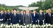 민형배 전남광주통합특별시장(앞줄 가운데)이 1일 국립5·18민주묘지를 찾아 김대중 교육감(앞줄 왼쪽 첫번째), 실국장 등과 참배하고 있다./사진=전남광주통합특별시 