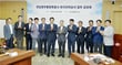 민형배 전남광주통합특별시장(왼쪽 일곱번째)이 2일 나주 한국전력공사를 방문해 한국전력 관계자들과 기념촬영을 하고 있다./사진제공=특별시