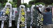 2일 서울 강동구 배재고등학교 앞에 한 관계자가 배재고등학교 야구부를 비판하는 근조화환을 놓고 있다./사진=뉴스