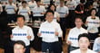 (서울=뉴스1) 유승관 기자 = 정청래 전 더불어민주당 대표와 송영길 전 대표, 김민석 전 총리를 비롯한 참석자들이 3일 서울 용산구 서울드래곤시티에서 열린 22대 후반기 국회 대비 더불어민주당 국회의원 워크숍에서 손팻말을 들고 구호를 외치고 있다. 2026.7.3/뉴스1  Copyright © 뉴스1. All rights reserved. 무단 전재 및 재배포,  AI학습 이용 금지. /사진=(서울=뉴스1) 유승관 기자