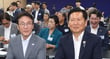 더불어민주당 당권주자인 김민석 전 국무총리와 정청래 전 대표, 송영길 의원이 나란히 당의 핵심 지지 기반인 호남을 찾아 당심 경쟁을 벌였다.  사진은 김민석 전 국무총리(왼쪽)와 정청래 더불어민주당 전 대표가 10일 전북 전주시 더불어민주당 전북특별자치도당에서 열린 제3차 상무위원회의에 참석해 회의 시작을 기다리고 있는 모습. /사진=뉴스