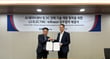 LS일렉트릭이 급증하는 전력 수요에 대응하기 위해 직류 기술 개발에 속도를 낸다. 사진은 안길영 LS일렉트릭 생산/R&amp;BD 총괄(왼쪽부터)과 안드레아스 바이슬 인피니언 테크놀로지스 산업·인프라(I2) 부문 최고영업책임자(CSO) 겸 수석부사장이 기념촬영을 하는 모습. /사진제공=LS일렉트릭
