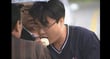 '미네르바' 박대성씨가 2009년 4월 법원의 무죄 선고로 구치소에서 나와 어머니가 건넨 두부를 먹고 있다./사진=KBS 뉴스 영상 캡처