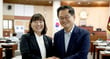  민경선 고양특례시장(오른쪽)이 13일 의회 개원식 축사 후 김미수 신임 의장(왼쪽)과 협치를 다짐하며 손을 맞잡고 있다. /사진제공=고양특레시