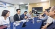 안민석 경기도교육감이 13일 경기도교육청 조원청사에서 진행된 ‘경기교육대전환 및 AI 시대 교육혁신을 위한 업무협약식’에서 모교인 서울대 사범대학 관계자들과 이야기를 나누고 있다. /사진제공=경기도교육청