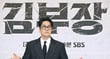배우 소지섭이 주연을 맡은 SBS 드라마 '김부장' 스태프들에게 순금 선물한 사실이 알려졌다. 배우 소지섭이 지난달 25일 오후 서울 양천구 목동 SBS에서 진행된 금토드라마 ‘김부장’ 제작발표회에 참석해 포즈를 취하는 모습. /사진=스타뉴스 