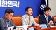 한병도(가운데) 더불어민주당 당 대표 직무대행 겸 원내대표가 27일 오전 국회에서 열린 최고위원회의에서 필리버스터와 패스트 트랙 제도의 손질 필요성을 강조하고 있다/ 사진=뉴시스