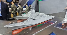 '2025 MADEX'에 전시된 HD현대중공업의 한국형 차기구축함(KDDX) 모형. /사진=최유빈 기자