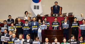   지난달 30일 국회 본회의장에서 국민의힘 의원들이 여당 단독 원구성에 항의하는 피켓 시위를 벌이고 있다. 이번에도 여야는 원구성 협상에서 법사위원장 자리를 놓고 끝내 합의점을 찾지 못 했다./사진=뉴스