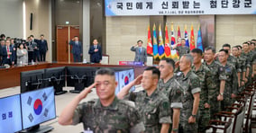1일 오전 서울 용산구 국방부 대회의실에서 열린 2026년 전반기 전군주요지휘관회의에서 참석자들이 국민의례를 하고 있다. /뉴스