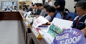 2027년도 최저임금 심의 법정시한을 넘긴 30일 세종시 정부세종청사 최저임금위원회에서 열린 2027년도 최저임금위원회 10차 전원회의에 참석한 노사 위원들이 발언을 듣고 있다. / 사진=뉴스1 