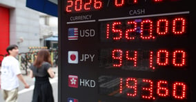 원달러 환율이 1500원 대를 이어가는 가운데 5일 서울 명동의 한 환전소에 환율이 표시돼 있다./사진=뉴시스