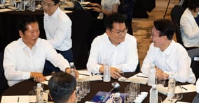 더불어민주당 당권주자인 정청래 (왼쪽부터), 송영길, 김민석 의원이 3일 서울 용산구 서울드래곤시티에서 열린 22대 후반기 국회 대비 의원 워크숍에 참석해 대화를 나누고 있다. /사진=뉴스 