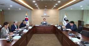 방송미디어통신위원회의 전체회의 모습. 방미통위는 '허위조작정보 근절법'이 표현의 자유를 위축시킨다는 논란에 대해 "정치적 선동에 불과한 주장"이라고 반박했다./사진=뉴스