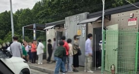 "소변보는 거 다 보여"…중년 여성들, 줄 길다고 남자 화장실 점령 '황당'