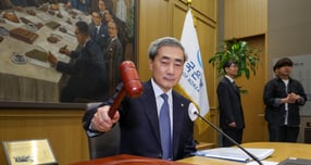 신현송호 첫 금통위 기준금리 동결…긴축 시그널 ↑(종합)