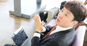 이준석 개혁신당 대표가 지난 5월25일 일본 도쿄에 도착한 뒤 점심식사 중 코딩을 하고 있다. SNS(소셜미디어) 사진을 보고 경기 화성시 동탄구 유권자인지 여부를 확인하는 애플리케이션을 만들기 위한 '바이브 코딩' 중이다. / 사진=개혁신당