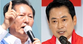 여야 지도부가 6·3 지방선거와 국회의원 재·보궐선거 사전투표 둘째 날을 맞아 막판 유세전에 총력을 기울인다. 사진은 정청래 더불어민주당 대표(왼쪽)와 장동혁 국민의힘 대표가 25일 각각 전북 전주시 전북대학교 구정문 앞과 대구 수성구 국민의힘 대구시당에서 열린 대구·경북 공동 비전선포식에 참석해 인사말을 하는 모습. /사진=뉴스