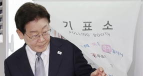 이재명 대통령이 6·3 지방선거 및 국회의원 재·보궐선거 사전투표 둘째 날 유권자들에게 투표 참여를 호소했다. 사진은 이재명 대통령과 김혜경 여사가 제9회 전국동시지방선거 사전투표 첫날인 29일 서울 삼청동 주민센터에 마련된 사전투표소에서 투표 후 기표소를 나서는 모습. /사진=뉴스