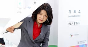 6·3 국회의원 재·보궐선거 대구 달성군에 출마한 이진숙 국민의힘 후보가 선거를 나흘 앞둔 다사읍 일대에 화력을 집중했다. 사진은 이진숙 국민의힘 대구 달성군 국회의원 후보가 29일 대구 달성군선거관리위원회에 설치된 사전투표소에서 기표한 뒤 기표소를 나오고 있는 모습. /사진=뉴시스