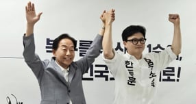 YS 차남 김현철 김영삼 대통령기념재단 이사장이 국민의힘에 대해 지적했다. 사진은 지난 23일 김 이사장이 한동훈 무소속 부산 북구갑 국회의원 보궐선거 후보 지지를 선언하며 손을 맞잡은 모습. /사진=뉴스