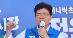 정원오 더불어민주당 서울시장 후보가 6·3 지방선거 전 표심 공략에 총력을 다한다. 사진은 정 후보가 지난 31일 서울 강동구 강동우체국 인근에서 열린 지역유세에서 지지호소를 하는 모습. /사진=뉴시스