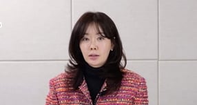 방송인 안선영이 지각으로 시험을 보지 못한 뒤 주관업체를 저격했다가 역풍을 맞자 사과했다. 사진은 방송인 안선영이 자신의 유튜브 채널에 출연한 모습. /사진=유튜브 채널 '이게 바로 안선영' 캡처