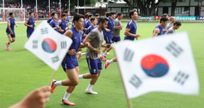 AI 챗봇 코파일럿이 2026 북중미 월드컵 경기 결과를 예측했다. 사진은 지난 6일(현지시각) 멕시코 과달라하라 인근 대한민국 축구 국가대표팀 베이스캠프 훈련장인 사포판 치바스 바예 베르데에서 멕시코 팬들이 훈련중인 선수들에게 태극기를 흔들며 응원한 모습. /사진=뉴시스