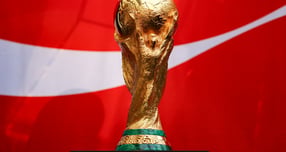 오는 12일(한국시각) 2026 북중미 월드컵의 막이 열린다. 사진은 지난 3일(현지시각) 미국 뉴저지주 이스트 러더퍼드 아메리칸 드림에서 열린 FIFA 월드컵 트로피 투어에 전시된 트로피의 모습. /로이터=뉴스