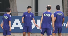 손흥민(LAFC), 조규성(미트윌란), 이강인(파리 생제르맹), 김민재(바이에른 뮌헨)가 '2026 국제축구연맹(FIFA) 북중미 월드컵에서 주목해야 할 선수 200인'으로 선정됐다. 사진은 손흥민이 지난 10일(현지시각) 멕시코 과달라하라 인근 사포판에 위치한 치바스 바예 베르데에서 훈련 중 동료 선수들과 이야기 한 모습. /사진=뉴스